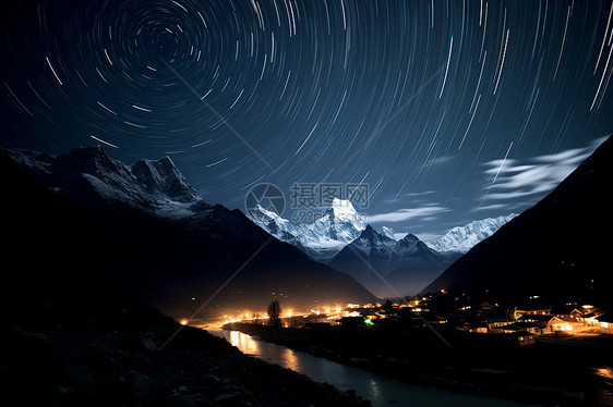 夜晚星空和村庄相互呼应图片