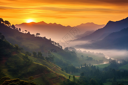 日出迷雾笼罩的山间景观图片