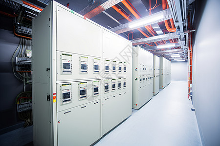 电力控制室的一排电气设备高清图片