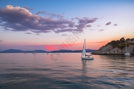 日落时一艘帆船在水面上图片