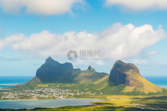 山脉与城镇环绕的岛屿图片