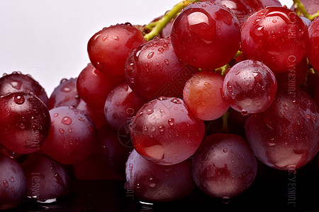 水滴洒在一束红葡萄上高清图片