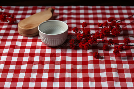 红白格子桌布上的早餐图片
