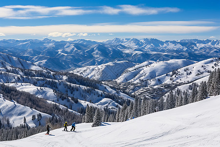 雪山上滑雪者的鸟瞰图图片