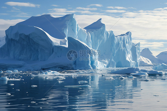 在海洋上漂浮的冰山图片