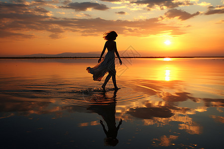 夕阳下海滩上的女子图片