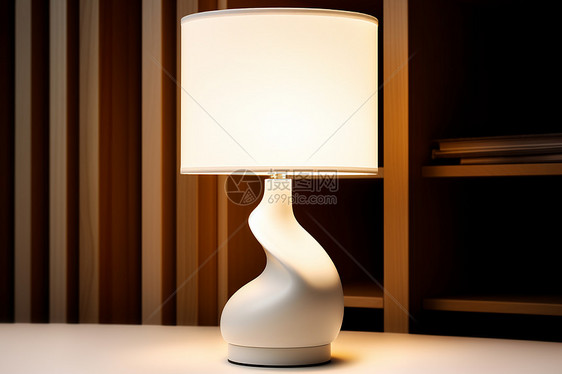 桌面上的白色简约台灯图片