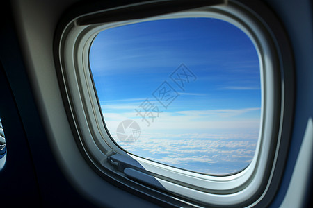 飞机窗内的积云背景