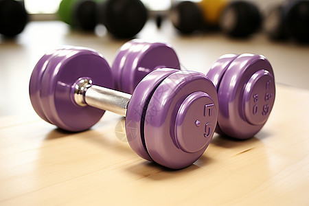 地板上健身的紫色哑铃图片