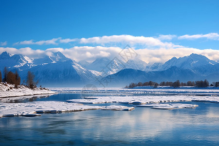 冰雪流淌山间的美丽景观图片