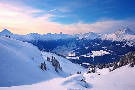 冬季雪后宁静的山间景观图片