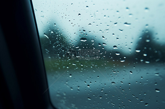 雨天车窗的自然景观图片