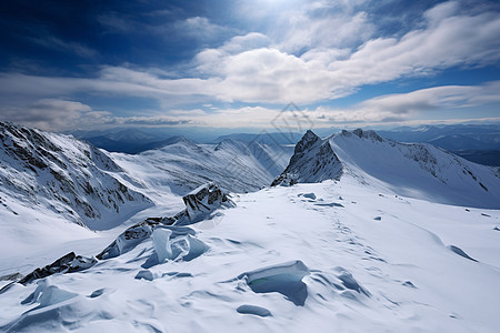 冬季寒冷雪山的壮观景象背景图片