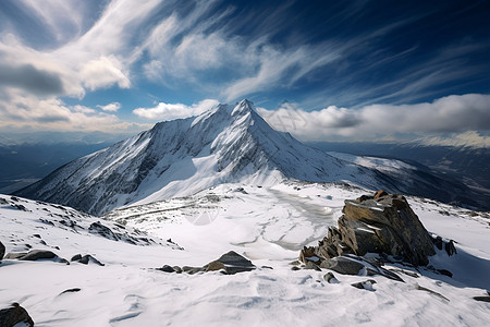 冰雪皑皑的雪山山峰景观图片