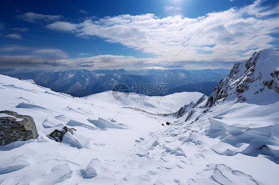 孤独的人登上了冰雪覆盖的山峰图片