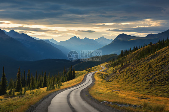 山谷中的公路和山脉图片