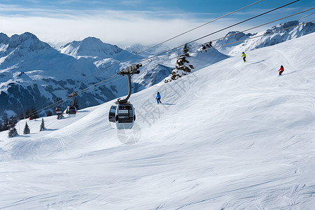滑雪场上的缆车背景图片