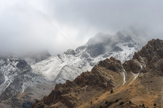 冰雪覆盖的山脉风景图片