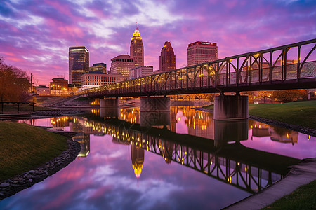 黄昏倒映在河水中的城市风景图片