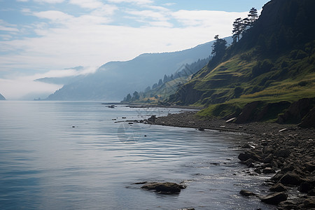 湖畔山脉的自然风景图片