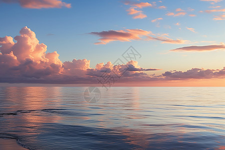 夏日海岸线上的夕阳图片