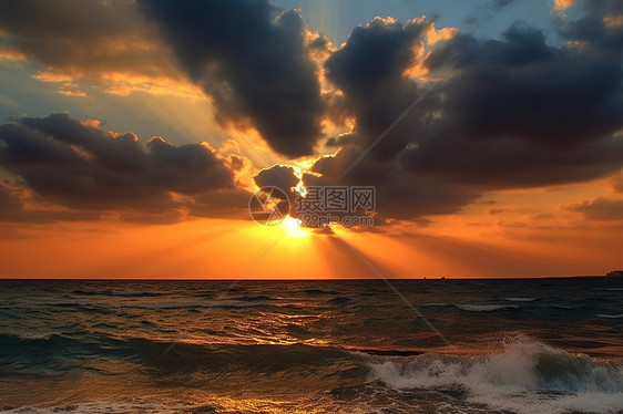 夕阳下的海浪海洋图片