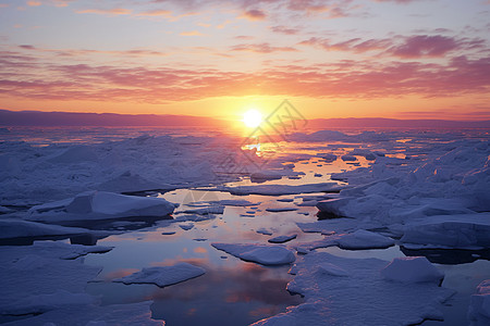 日出冰雪覆盖的水面高清图片
