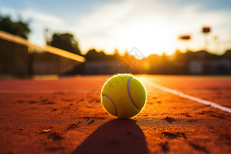 户外网球场上的网球图片