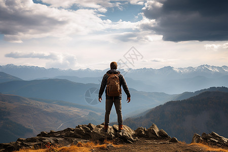 征服自然山巅的男子背景图片