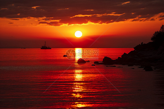 日出时海洋的美丽景观图片