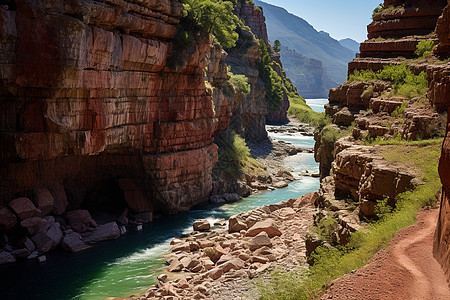 峡谷中流淌的一条河流图片