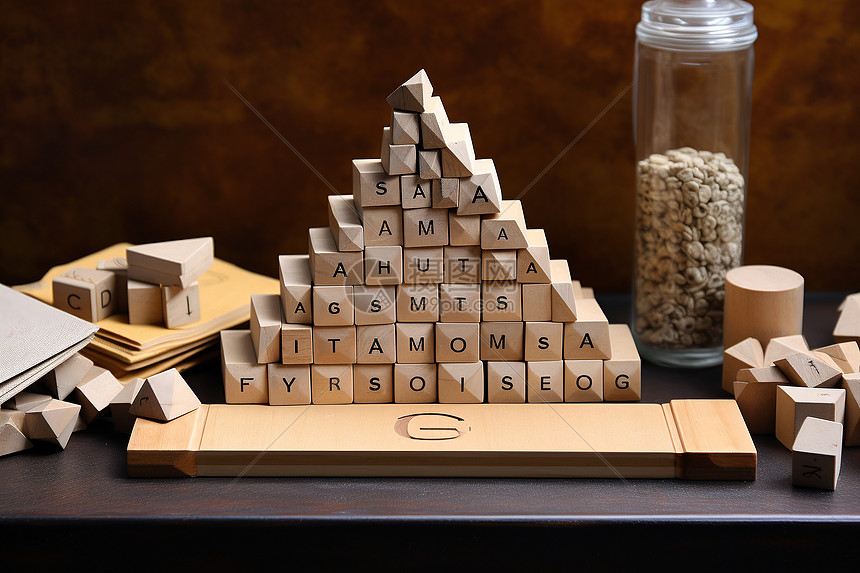 桌面上的字母金字塔图片