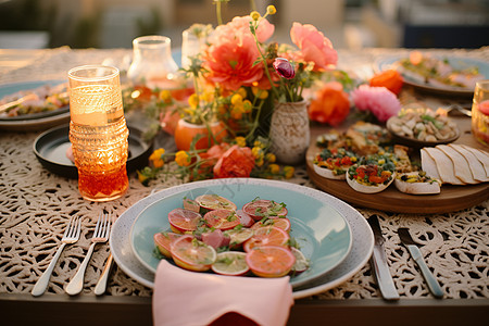夏季鲜花装饰的晚宴餐桌图片