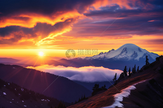 日出山峰的美丽景观图片