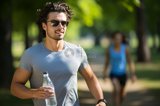 拿着水瓶慢跑的男人图片