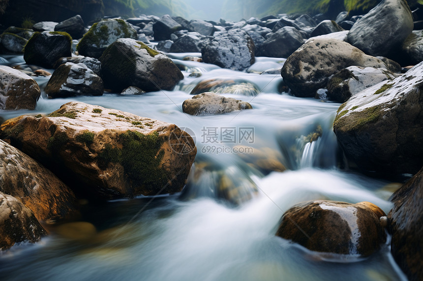 石头间的流水图片