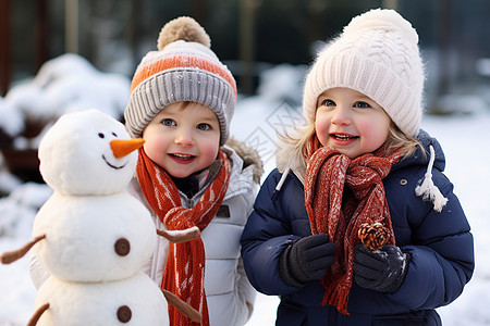 两个孩子在雪地里堆雪人图片