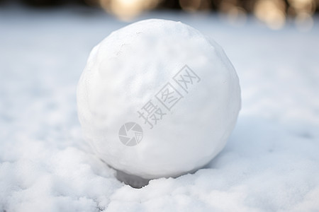 雪地上巨大的雪球背景图片