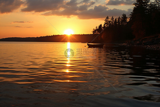 日落时湖泊上的木船图片