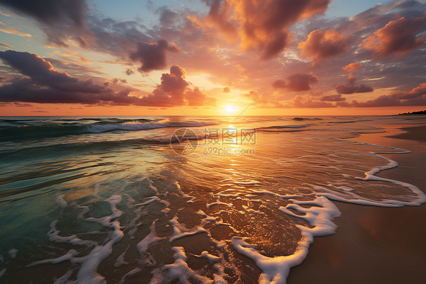 日落时海滩上的波浪图片