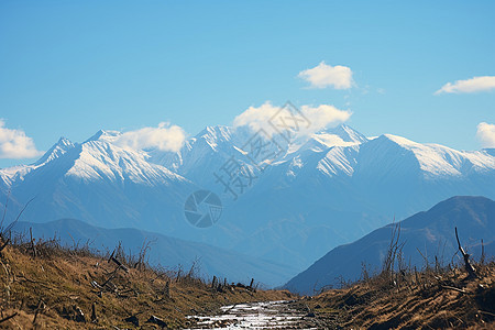 雪山之巅背景图片