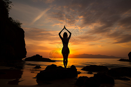 落日下在海边做瑜伽的女子背景图片
