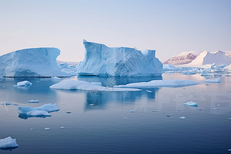 湖上漂浮的大冰山图片
