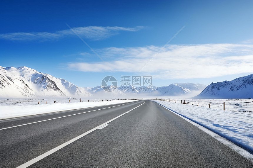 冰雪皑皑中的公路图片