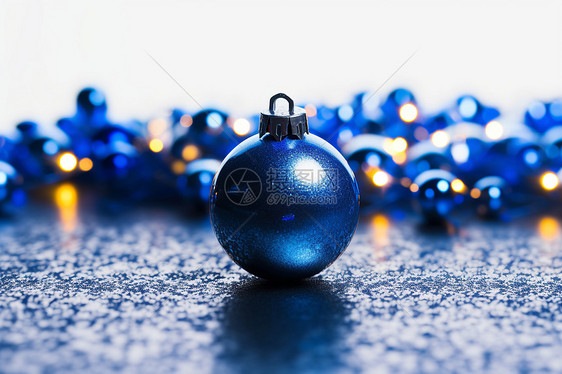 庆祝圣诞节的蓝色装饰球图片