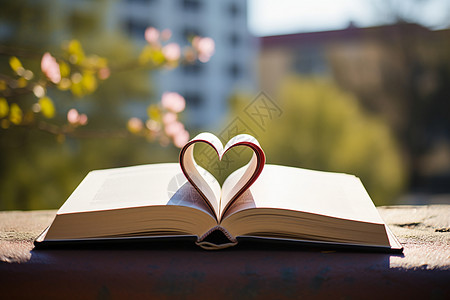 书页折叠的浪漫心形背景图片