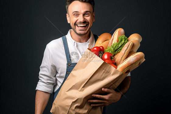 男士手里装食物的袋子图片