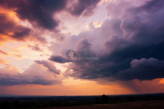 日落时天空中的乌云图片