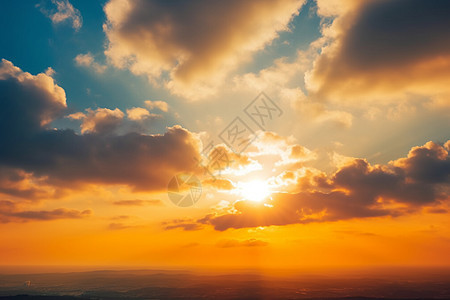日落时天空中的云彩图片