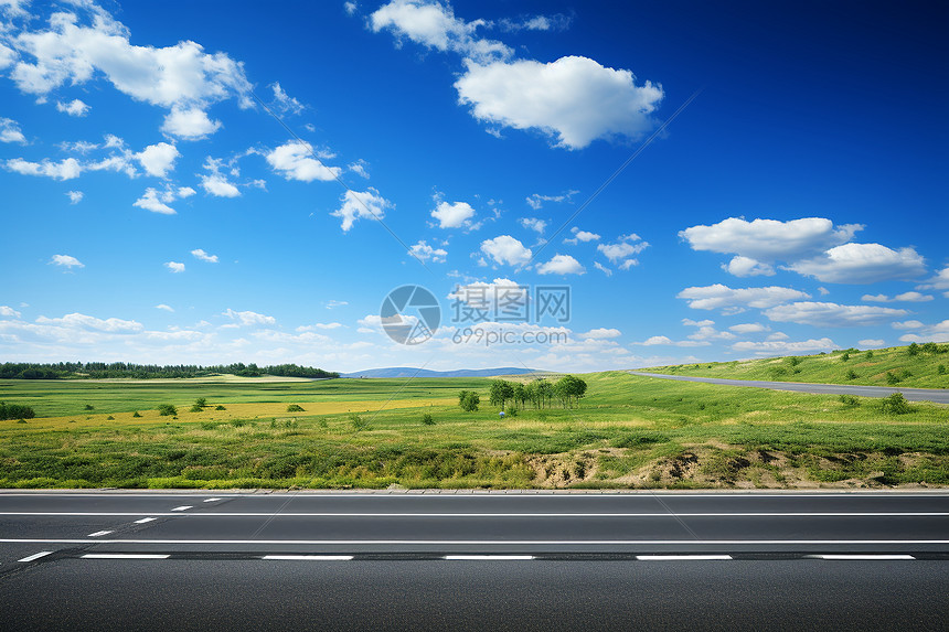 草地边的公路图片